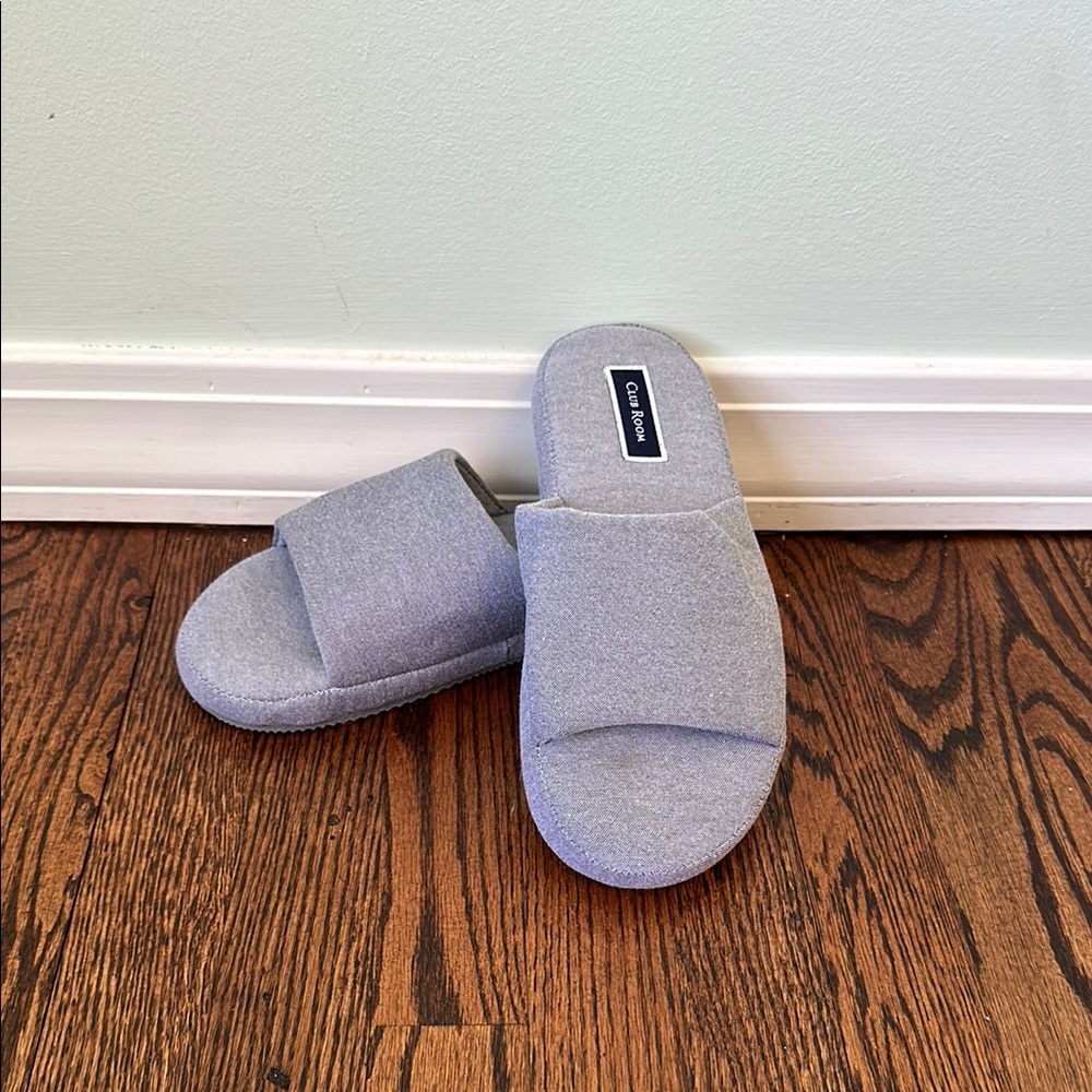 BRAND NEW NEVER WORN! Club Room Gray Casual Slipper Slides with rubber bottom.